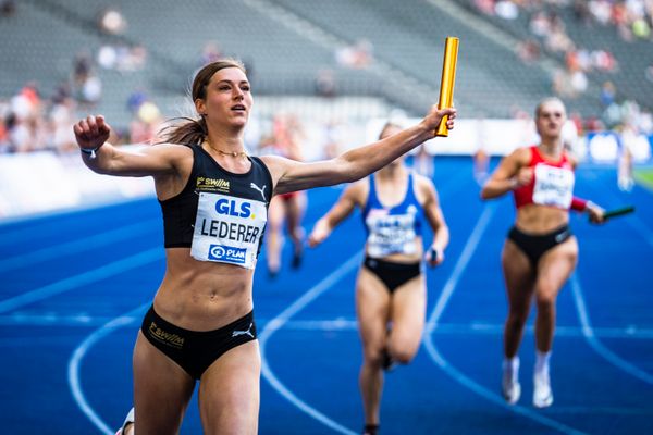 Amelie Sophie Lederer (LG Stadtwerke Muenchen) als Ziellaeuferin waehrend der deutschen Leichtathletik-Meisterschaften im Olympiastadion am 26.06.2022 in Berlin